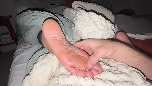 Скрытая сводная племя лижет и поклоняется сексуальным сонным ступням сводной сестры - ролевая игра