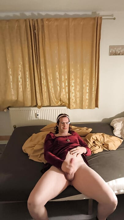 Masturbiranje i svršavanje u seksi haljini