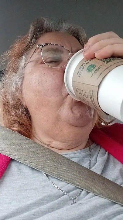 Razgovor i uživanje u mojoj poslastici od Starbucks poklon kartice koju sam dobio