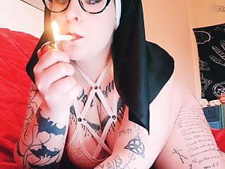 Nonne wird geil, eine Zigarre rauchend