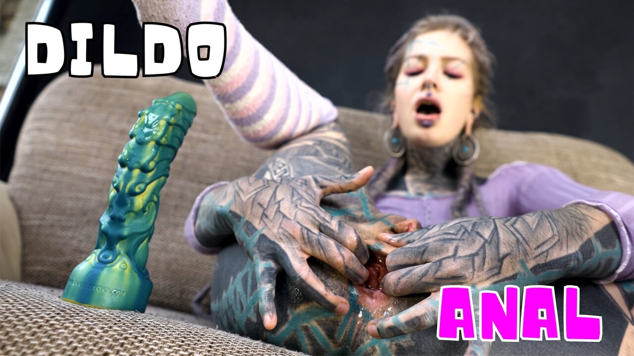 ดิลโด้ตัวเองของฮิปปี้ที่มีรอยสักและโดนเย็ดตูดด้วยควยใหญ่