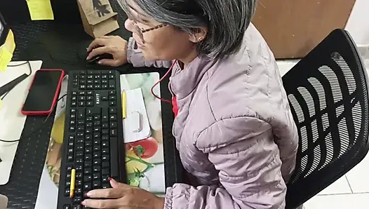 Magst du es, wenn ich deinen schwanz lutsche, während ich arbeite?