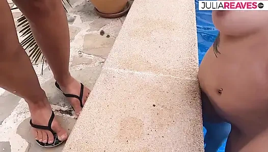 Он отвел нас у бассейна