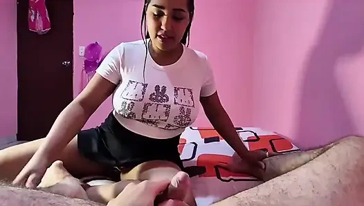 Я соблазняю моего пасынка моей большой задницей, так что он в конечном итоге дает мне хороший трах с его большим членом и моей вкусной киской, пока мой c