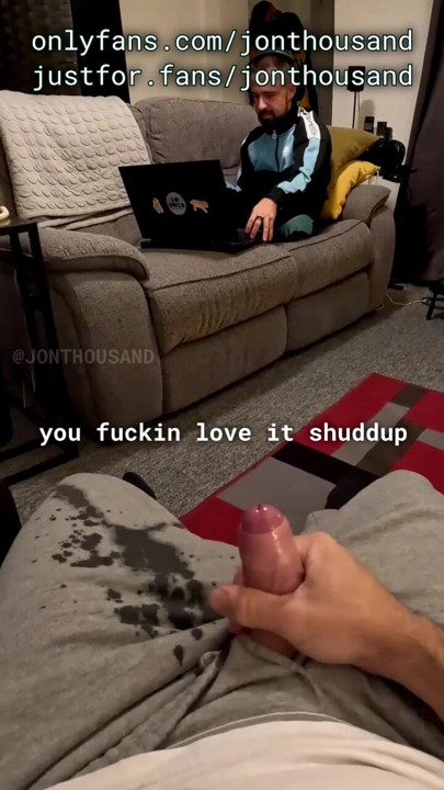 فتى Str8 يتبول أمام زميل السكن