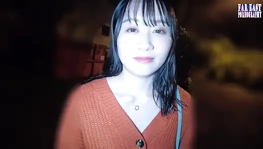 Cewek seksi dengan tubuh langsing ini menggoda pria ini dengan licin di pesta seks favoritnya.6