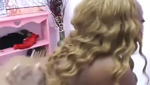 Büyük siyah yarak üzerinde büyük şişman siyah doğal göğüsler