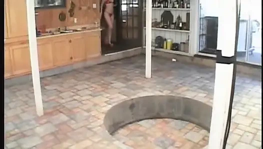 Дикая милфа-блондинка сквиртует в оргии на бурной кухне