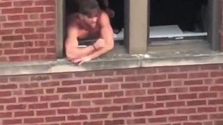 2 caras fodendo na janela