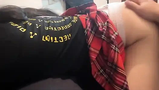 Die frau meines besten freundes schluckt meinen ganzen schwanz, wenn wir allein sind