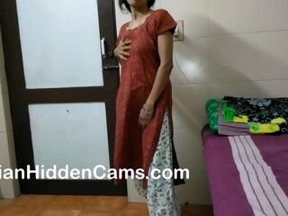 Desi bhabhi si masturba e si sditalina mentre è a casa da sola