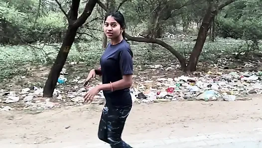 Индийскую азиатскую новобрачных баху случайно хардкорно трахнулА Tharki Sasurji-Sasur Bahu секс-видео.