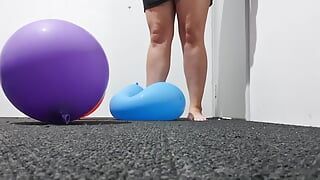 Frauen knallen ballons und stampfen auf ballons