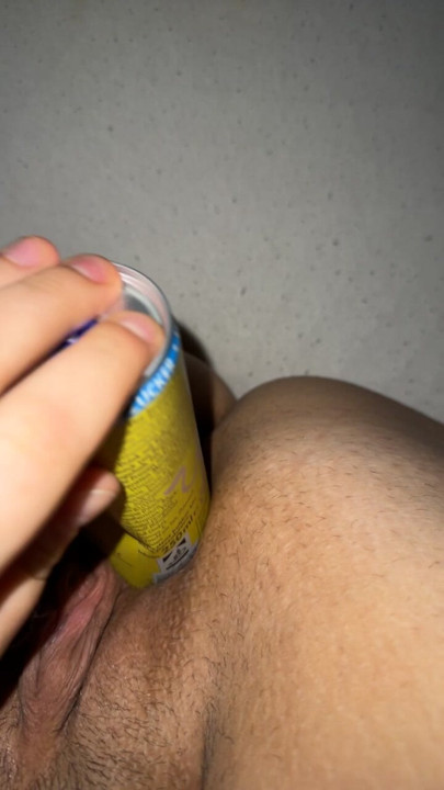 レッドブルで私のアソコを突く