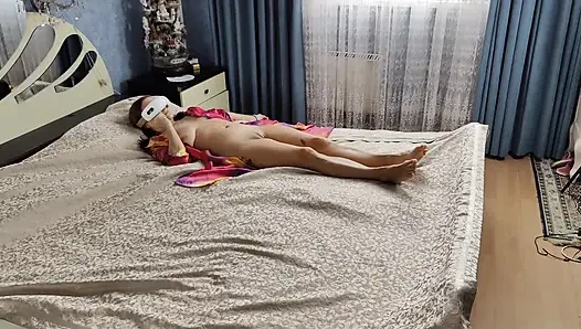 Gözlerine masaj yaparken, sevgilisi kocası ona harika seks yaptı!