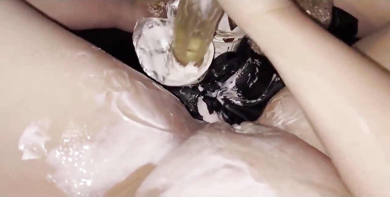 내 의붓딸은 Yougurt &대박 유리 딜도로 이상해 갔는데 집에 혼자 두면 이런 일이 일어날 수 있다는 걸 몰랐어