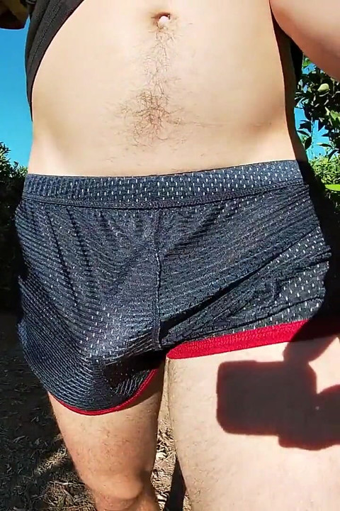 น้ําแตกในกางเกงขาสั้นกีฬาของฉันนอกบ้าน