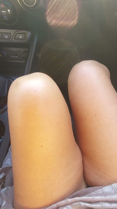 An elegant mature lady with beautiful legs in high heels seduces a taxi driver in the morning | Clip 1