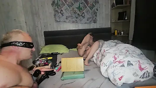 Aldatan evli kadın kocası izlerken bir yabancıyla mastürbasyon yapıyor