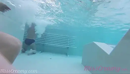 Memamerkan kontolku di depan seorang gadis di kolam renang umum dan membantuku masturbasi - misscreamy