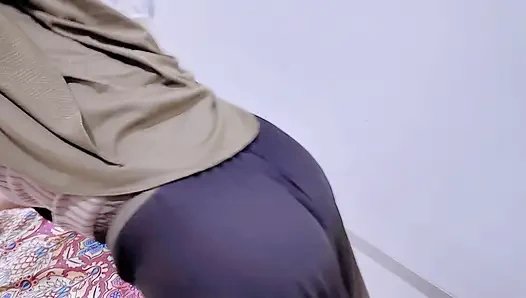 Bos menjebak sekretaris hijab seksi