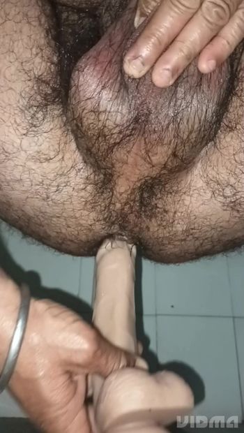 Indische homoseksuele man van middelbare leeftijd die een dildo gebruikt voor zijn bevrediging