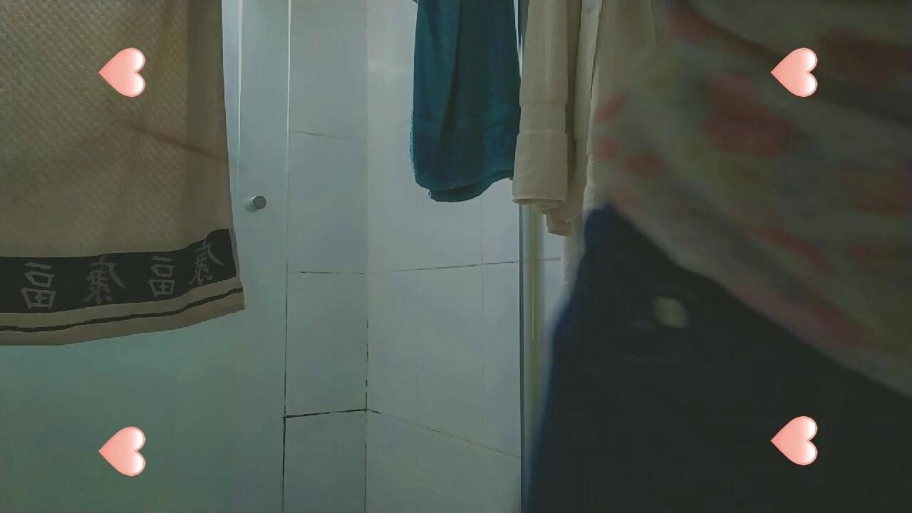 Sadece sevimli bir kız. Yeni elbisemin kutularını açacağım ama önce birlikte duş alıp oynayalım