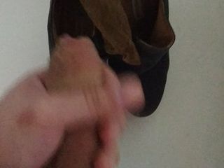 Spuszczanie buta przyjaciela podczas wizyty