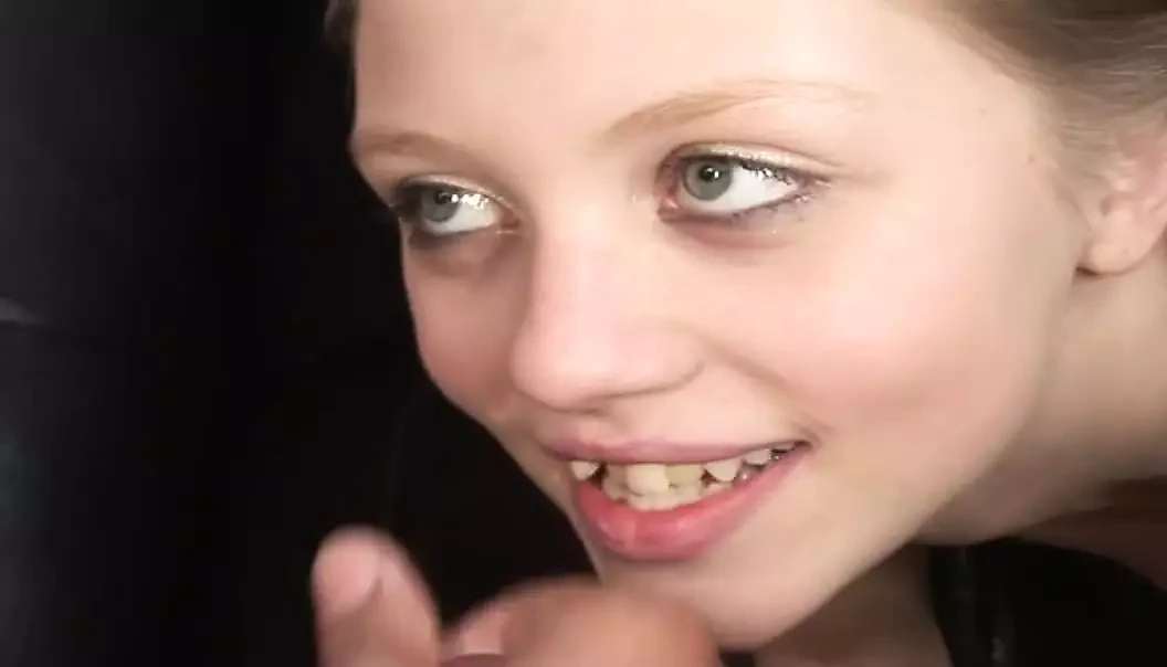 Teen allison lane tar en intern cumshot efter att ha knullat den här svarta kuk