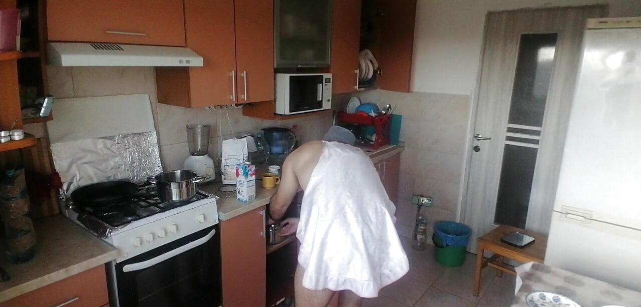 Sexy amateur couple having fun in the kitchen. Sexy mom has breakfast in the bedroom, hairy pussy, big tits, big ass.