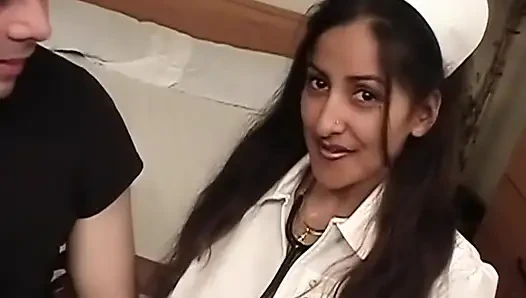 Büyük doğal göğüsler üçlü amcık sikişi... göte boşalma