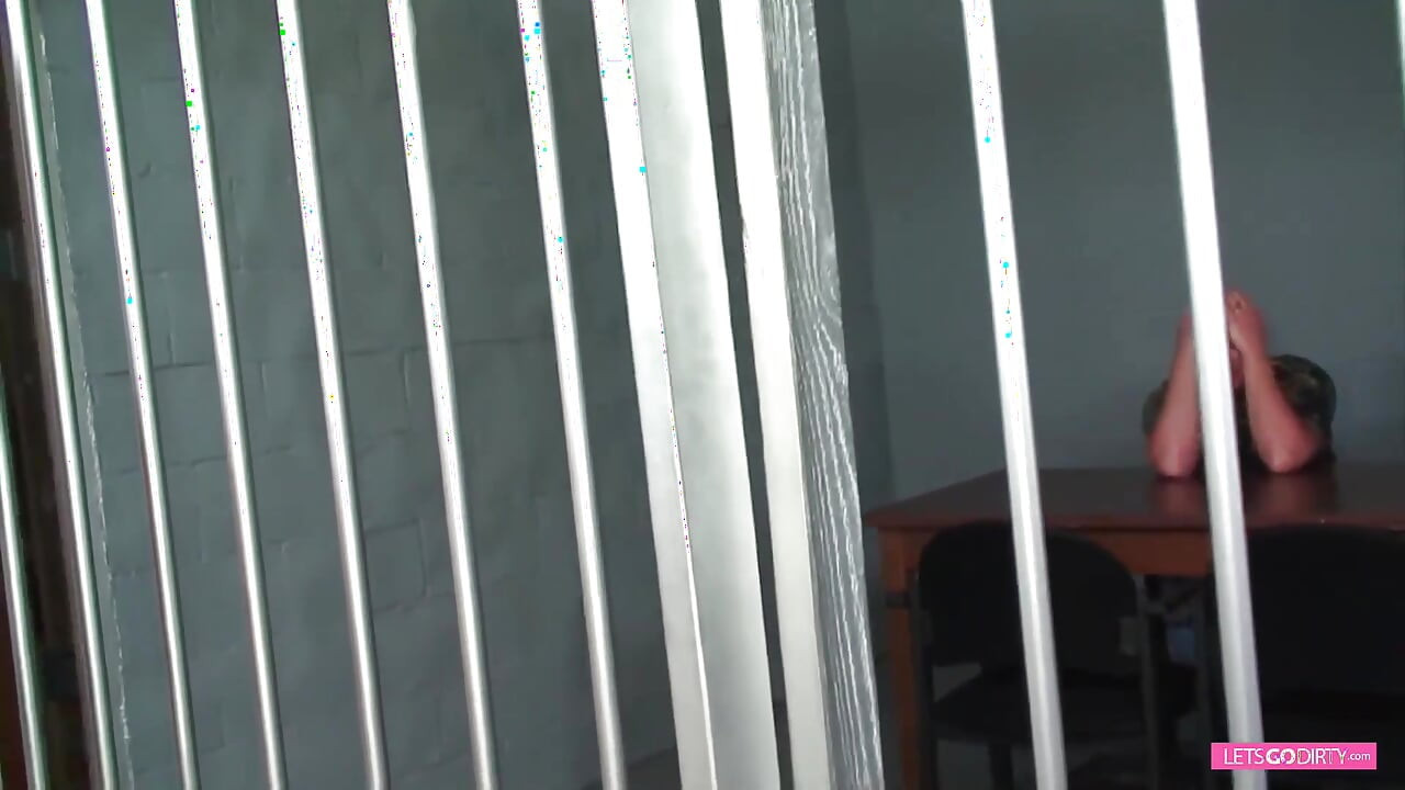 Người ủng hộ tóc nâu đụ khách hàng của cô ấy trong nhà tù