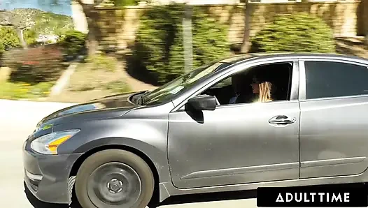 ADULT TIME - ein glücklicher geschäftsmann darf während der dampfendigen Autofahrt mit karma Rx's riesigen titten spielen