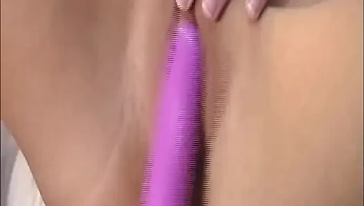 Cewek hot rambut pirang ini lagi asik muasin memeknya pakai dildo warna ungu sampai lubangnya menganga lebar