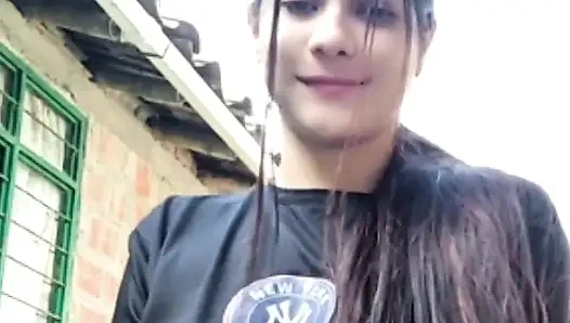 Sexy mädchen streamt und berührt sich für fans