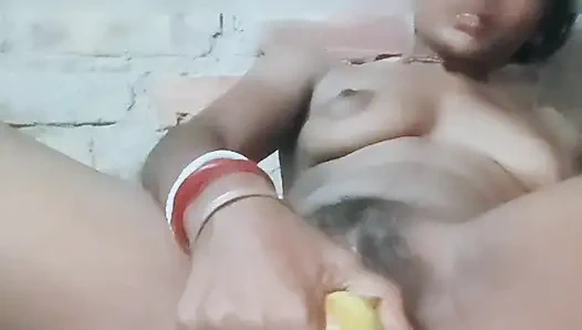 Видео грязной мастурбацией индийской жены. и ее киску трахают большим огурцом