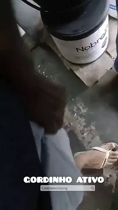 Pegando no pau do amigo escondido