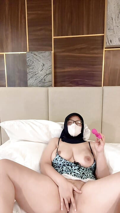 내 여자친구가 유혹적인 잠옷을 입고 침대에서 놀고 있어
