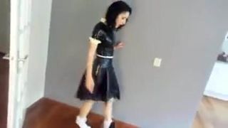 Femme de ménage en latex en talons compensés