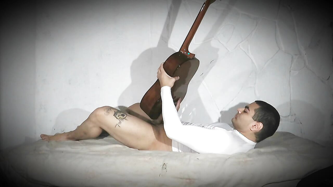 - Masturbazione strofinando il cazzo - Cristopher rebellato alexis - GuitarJob - Caballero sexy n1 -