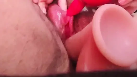 Muncrat dengan vibrator menjilati