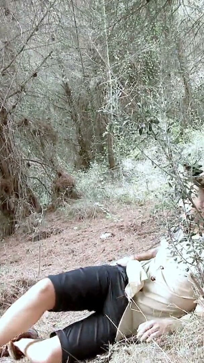 Mager Afrikaans ebony jagersmeisje op haar pornoseksafari | Clip 1