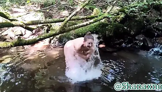 Nehirde çok soğuk çıplak banyo