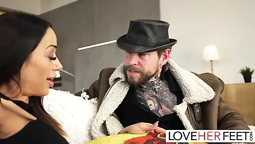 Mürekkepli vixen nomi melone ayak ibadeti sonrası sikiliyor