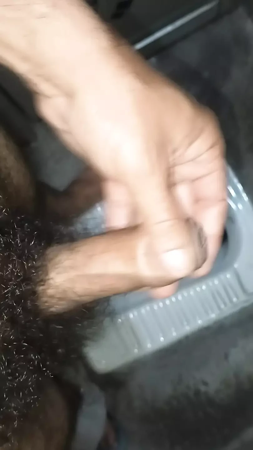 印度中年男人掌握他的小便士