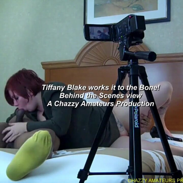 Tiffany Blake उस काले लंड का काम करती है