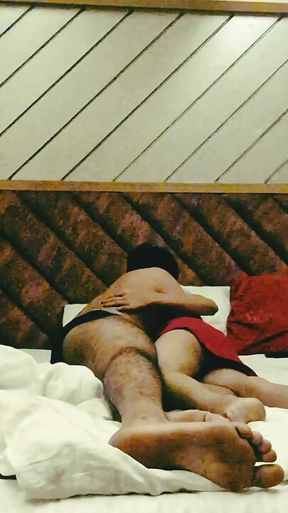 Une femme infidèle s’amuse dans une chambre d’hôtel avec son copain