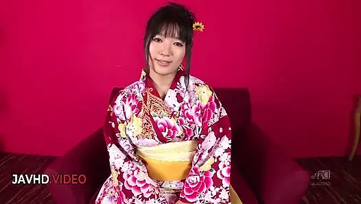 Chiharus verführerischer Kimono befriedigt zwei typen mit blowjob & creampie so erfreulich
