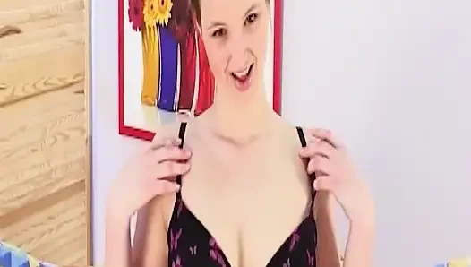 Cewek bugil ini lagi asik ngentot memeknya pakai dildo ukuran XL