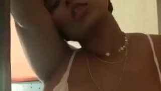 Tetas grandes amateur india chica de colegio jugando con sus tetas